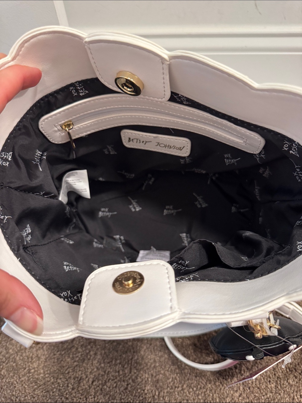 Betsey Johnson White swalloped Ladybug Crossbody Tote bag ladybug charm NWT - Picture 8 of 9
